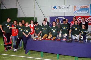 Mesa de trofeos con los jóvenes del Club Aviva Sánchez-Guijo